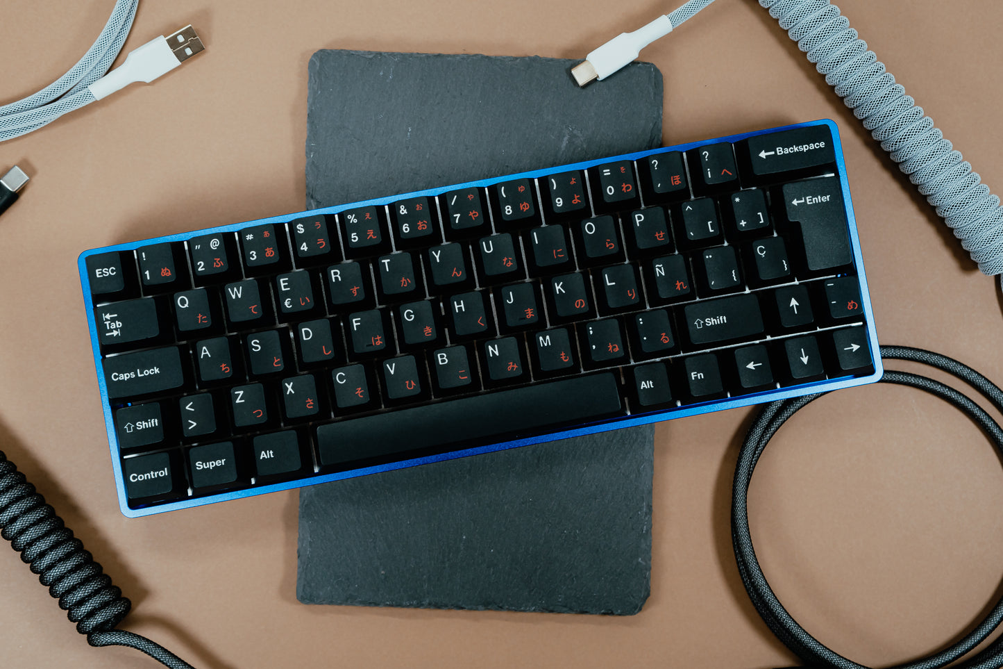 DE64 / ALUMINIUM CASE WITH JAPANESE WOB ISO ES / ASSEMBLED 60% MECHANICAL KEYBOARD