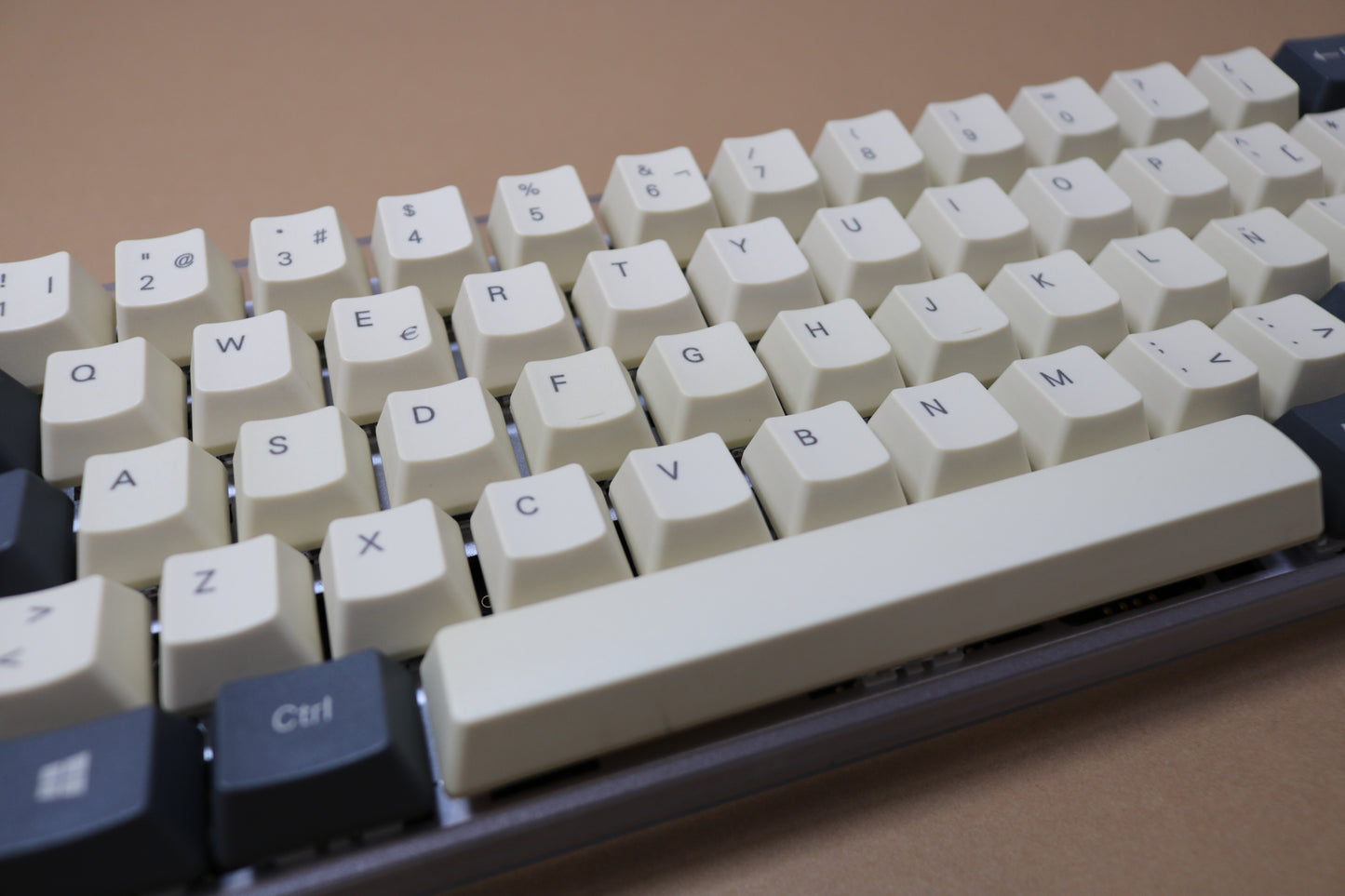 DE64R WITH RETRO ORANGE BEIGE ISO ES / ASSEMBLED 60% MECHANICAL KEYBOARD