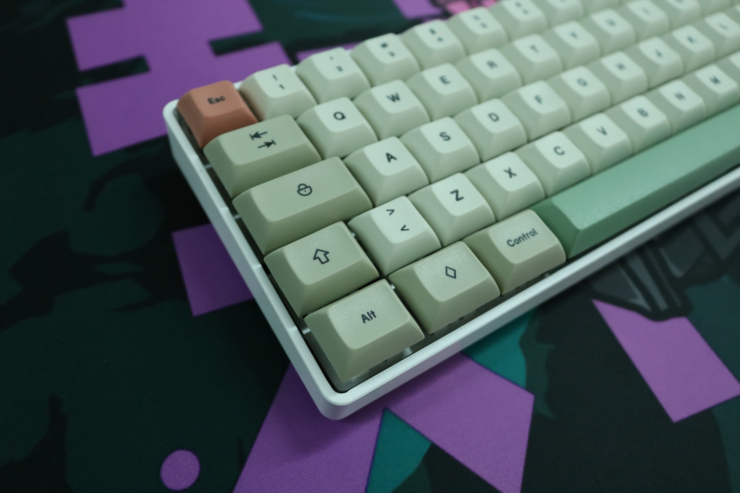 DE64C WITH DSA CAKE ISO ES / ASSEMBLED 60% MECHANICAL KEYBOARD