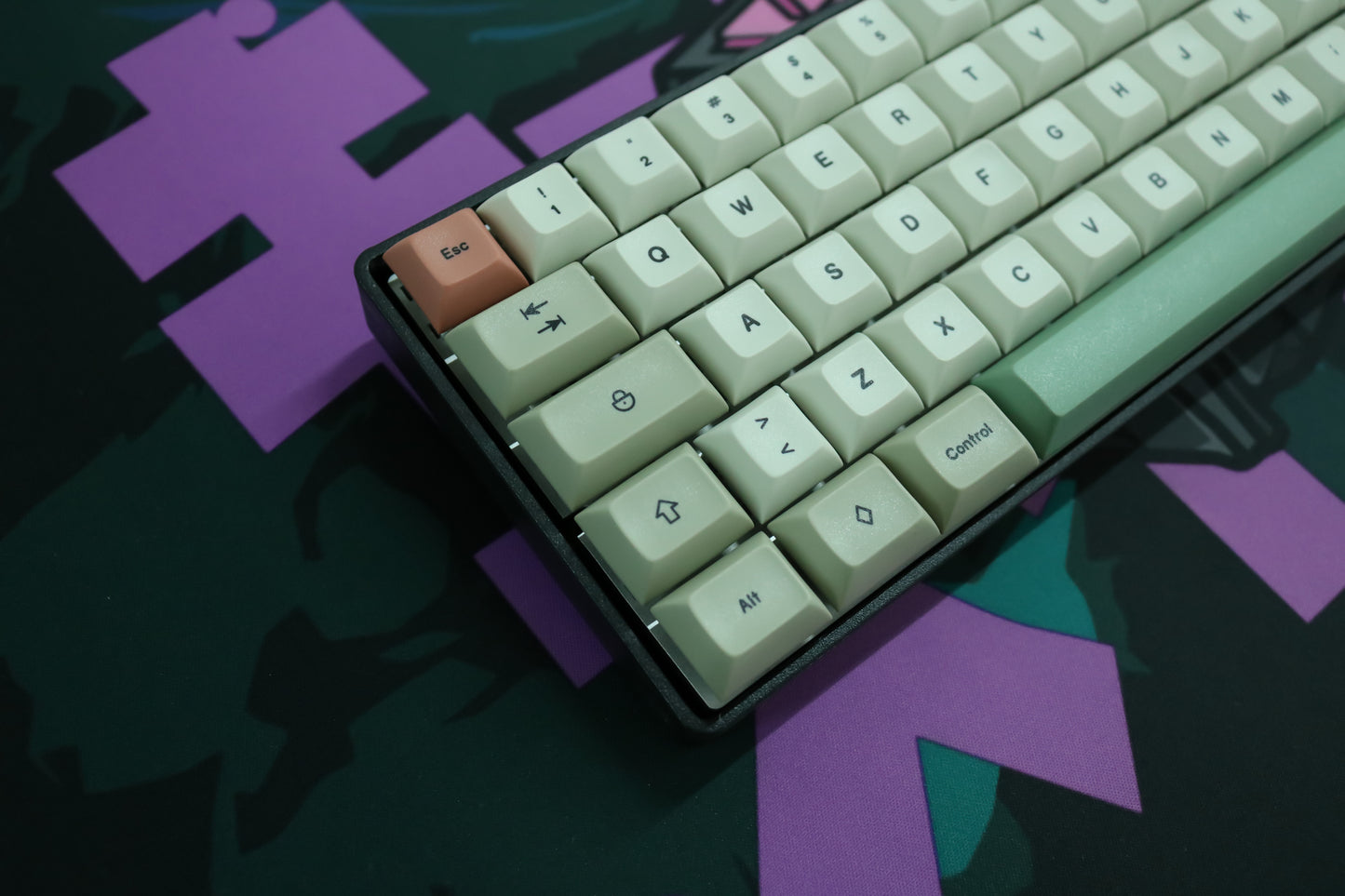 DE64C WITH DSA CAKE ISO ES / ASSEMBLED 60% MECHANICAL KEYBOARD