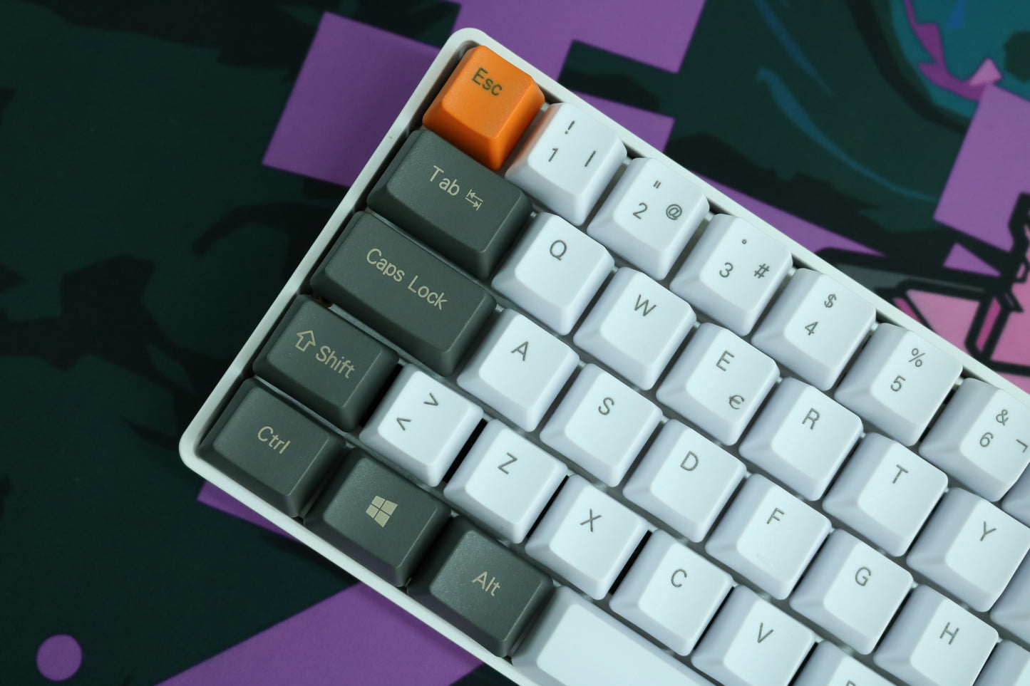 DE64R WITH RETRO ORANGE WHITE ISO ES / ASSEMBLED 60% MECHANICAL KEYBOARD